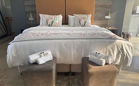 Studio On Cordia Modern Sea View Unit Perfect For Couples Or Remote Work 2Km From Umhlanga Beach